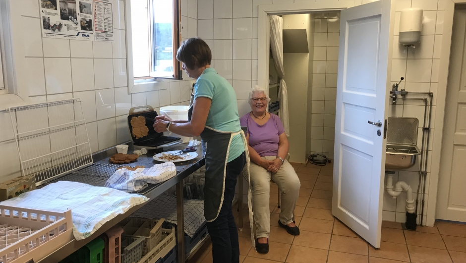 Vaffelsteking på kjøkkenet i steinfjøset kjøkken vaffel