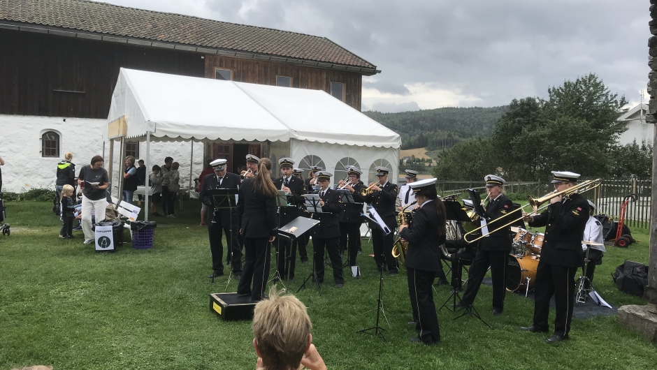 Ute på tunet var det besøk av Jernbanens Musikkorps Oslo Jernbanens Musikkorps Oslo