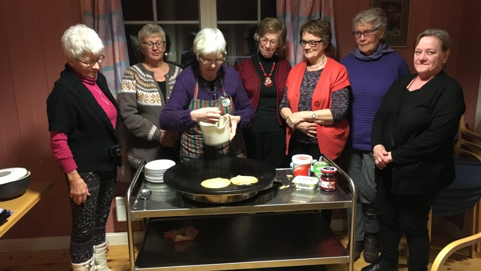 Mjølkekakusteiking i bygdekvinnelaget Mjølkekakusteiking