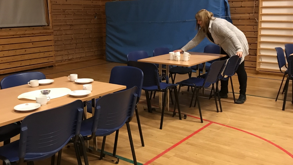 Anne Merete dekker på bordene Anne Merete dekker på bordene