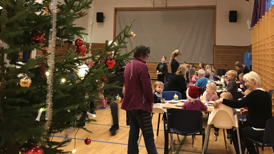 Barna har tatt plass ved bordene Barna har tatt plass ved bordene