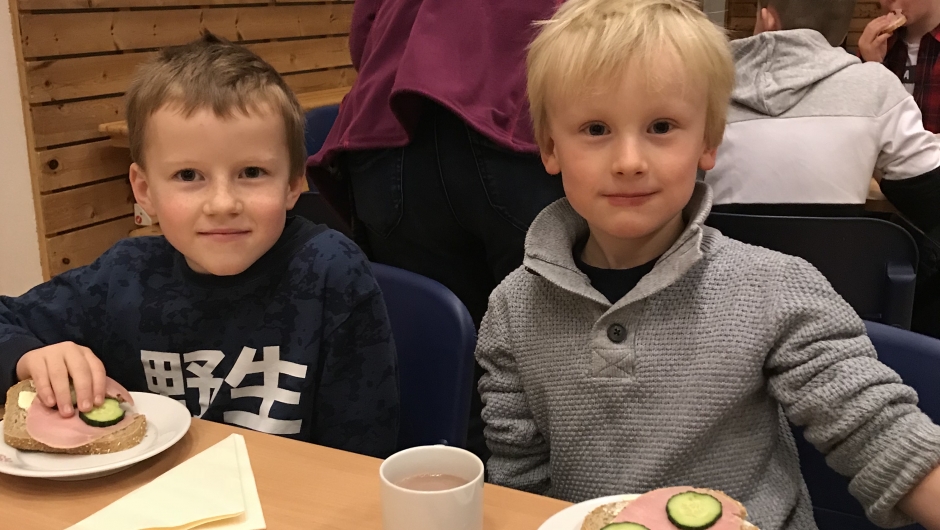 Skoleguttene Brage og Halvor koser seg på lunsjen Skoleguttene Brage og Halvor koser seg på lunsjen