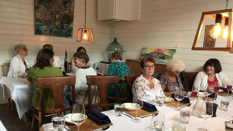 Vi ventar på maten. Vi ventar på maten.