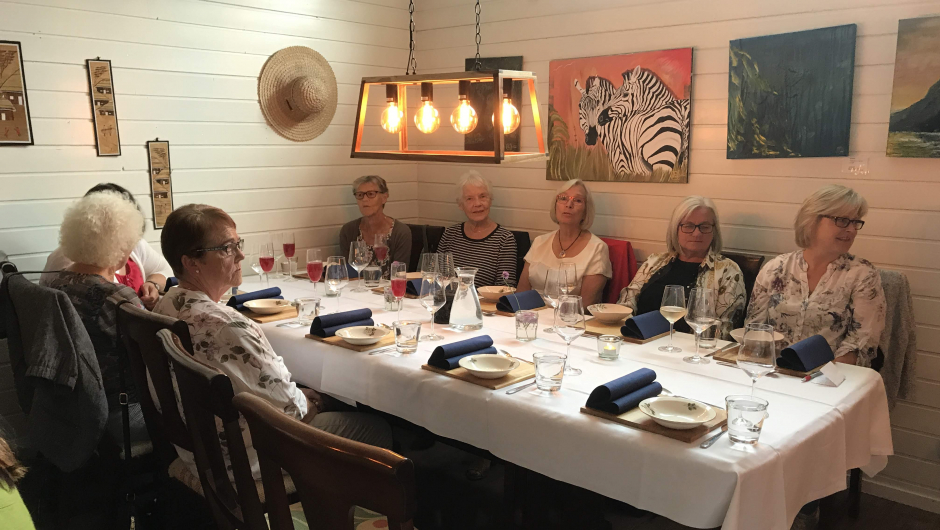 På veggane heng måleri av Myeza til sals og pynt. På veggane heng måleri av Myeza til sals og pynt.