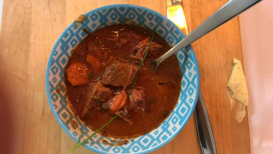 Nydeleg oksegryte med maisbrød og kryddersmør til. Nydeleg oksegryte med maisbrød og kryddersmør til.