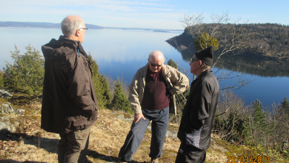 Mannfolka er også med på tur og nyter utsikten.