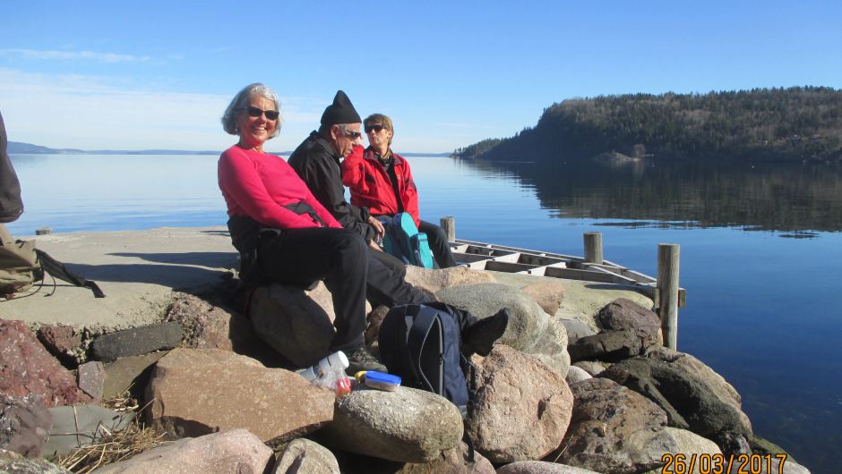 En fantastisk blå himmel og blank sjø.