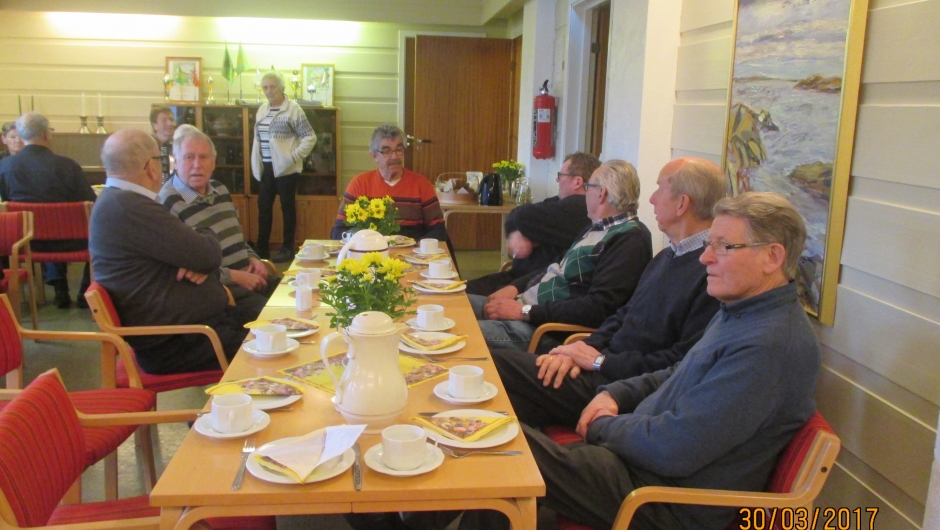 "Mannebordet". 2 damer snek seg inn her etterhvert.....