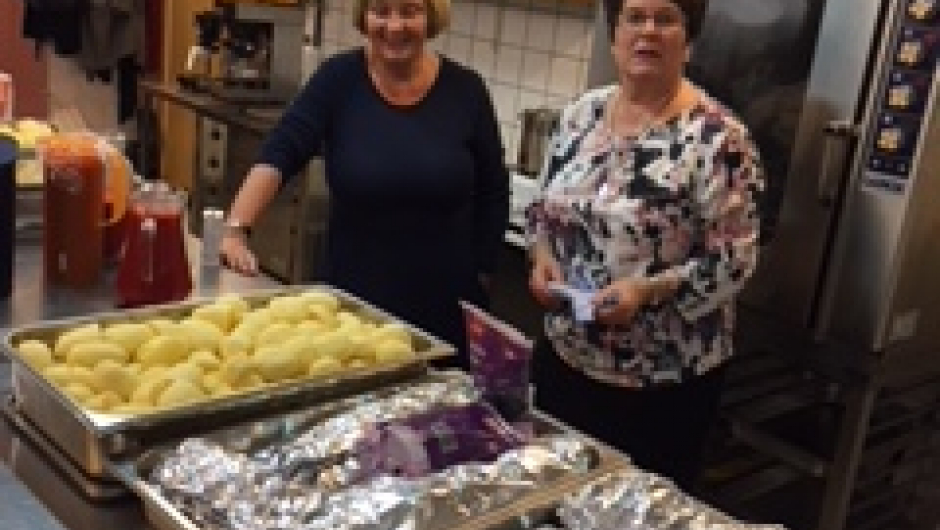 Dyktige damer på kjøkkenet Grete og Ragnhild)