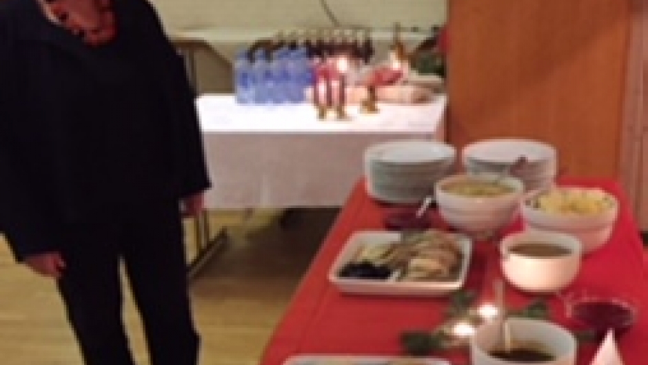 Gerd Louise foran julematbuffeten