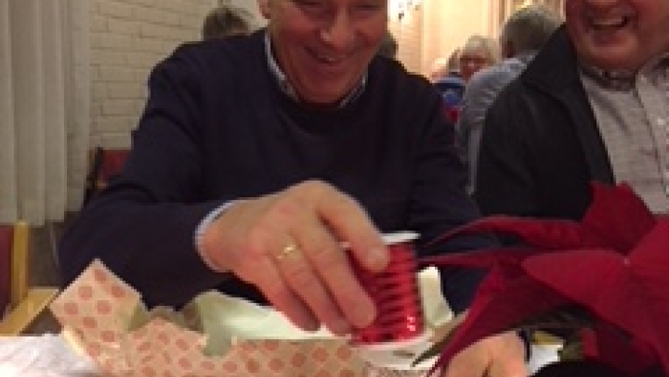 På julemøte var også herrene invitert med. Her Engebreth som har vunnet i kveldens lotteri.