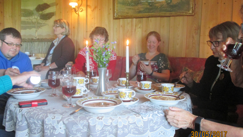 Bygdekvinner og en mann m/hund.