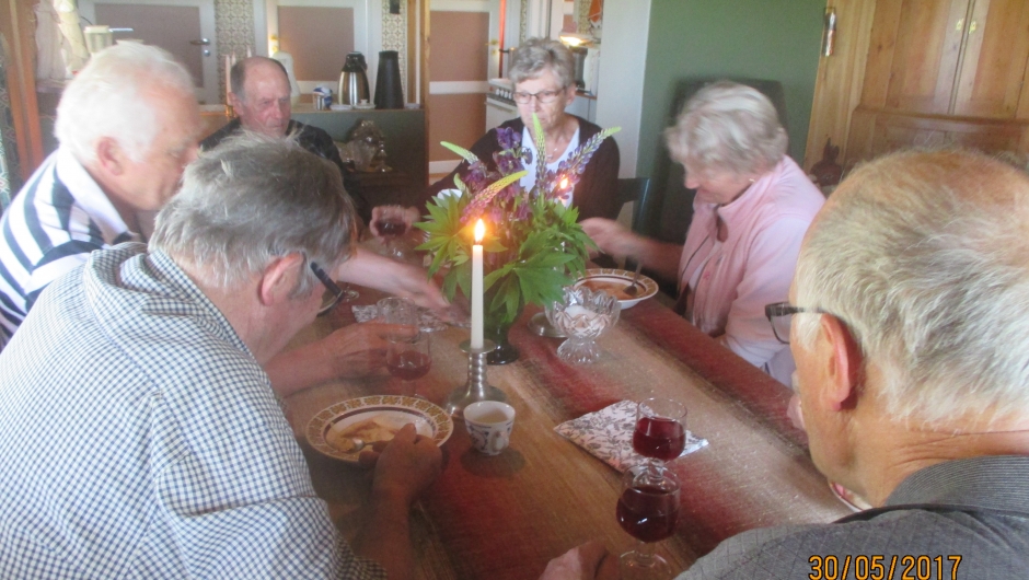 5 menn og vertinnenne