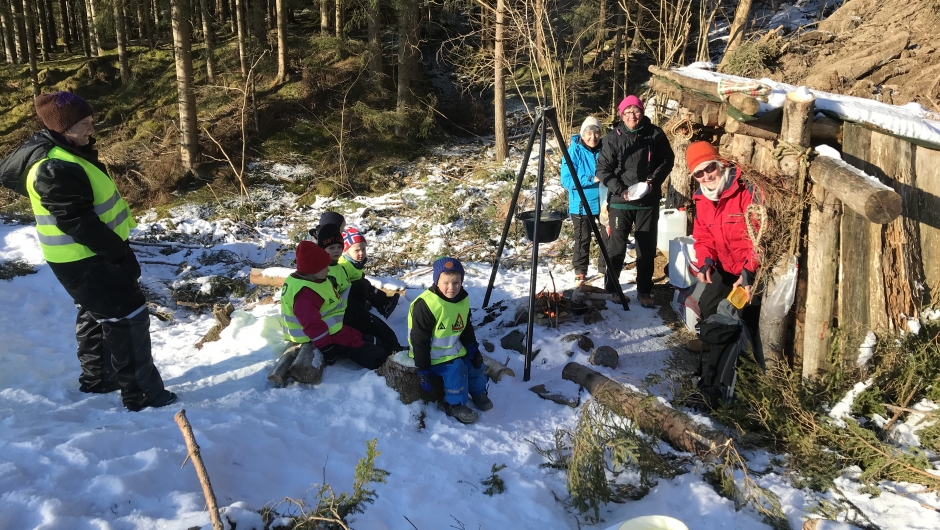 Barnehagebarn og bygdekvinner i gapahuken 