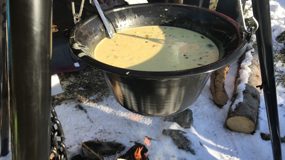 Vi serverte god og varm kyllingsuppe Vi serverte god og varm kyllingsuppe