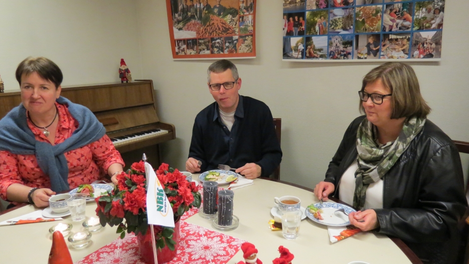 Trond Guthus sørger alltid for å finne flotte borddamer Trond Guthus sørger alltid for å finne flotte borddamer