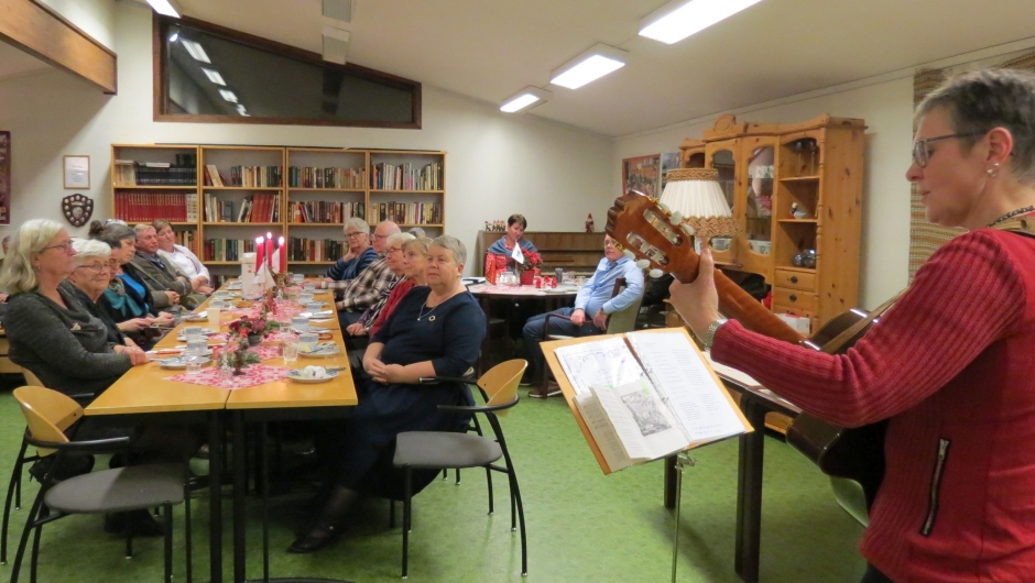 Sigrid holder oppmerksomheten til tilhørerne Sigrid holder oppmerksomheten til tilhørerne