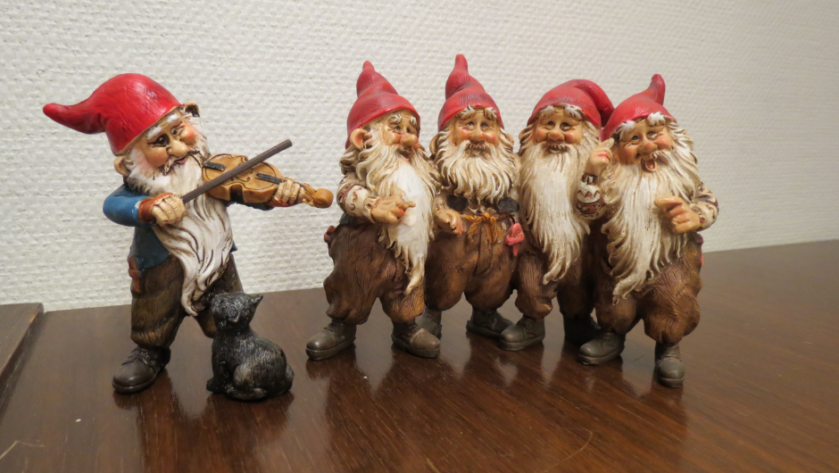 Og nissekoret på pianoet Bygdestua har fått av Anne Lise og Sæming Rustad var aktivt med i sang og spill Og nissekoret på pianoet Bygdestua har fått av Anne Lise og Sæming Rustad var aktivt med i sang og spill