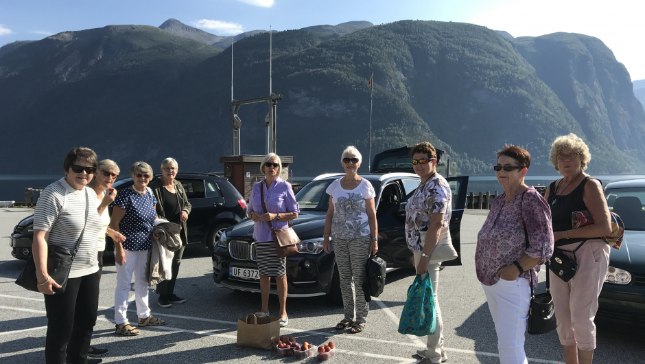 20 damer ventar på kaia i strålande ver - nærare 30 grader! 20 damer ventar på kaia i strålande ver - nærare 30 grader!