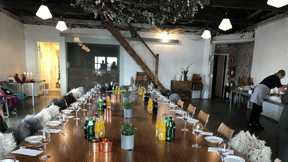 Fint pådekka bord i Kølbua. Vi var svoltne! Fint pådekka bord i Kølbua. Vi var svoltne!