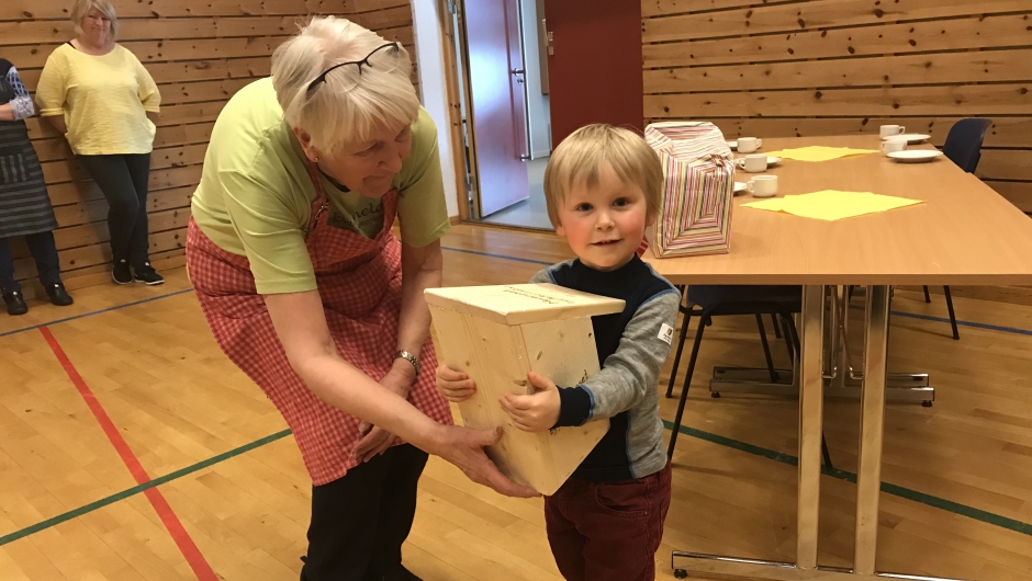 Snorre Mikael tok i mot vervepremie på vegne av mamma Snorre Mikael tok i mot vervepremie på vegne av mamma