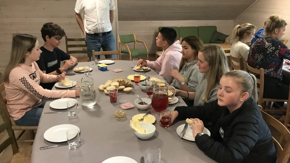 Konfirmantene ,prest Roald Drønen.