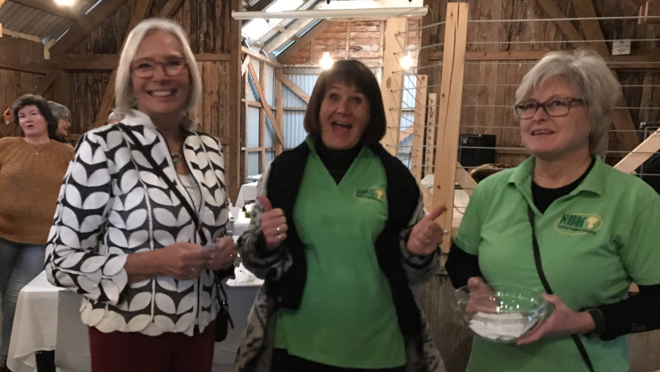 Blide damer i velkomstkomiteen på Murilåven fredagskvelden. Blide damer i velkomstkomiteen på Murilåven fredagskvelden.