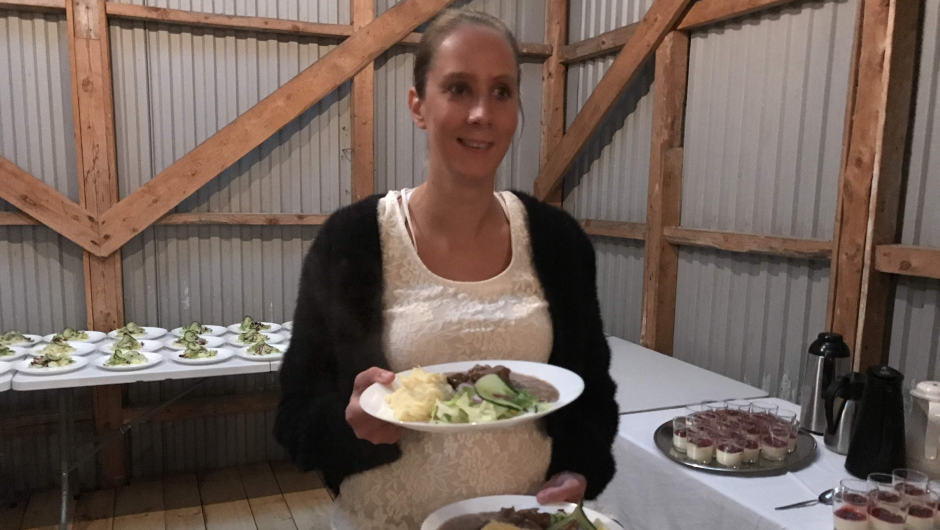 Anne Merete serverte nydeleg elggryte, potetstappe og salat,- panakotta til dessert. Anne Merete serverte nydeleg elggryte, potetstappe og salat,- panakotta til dessert.
