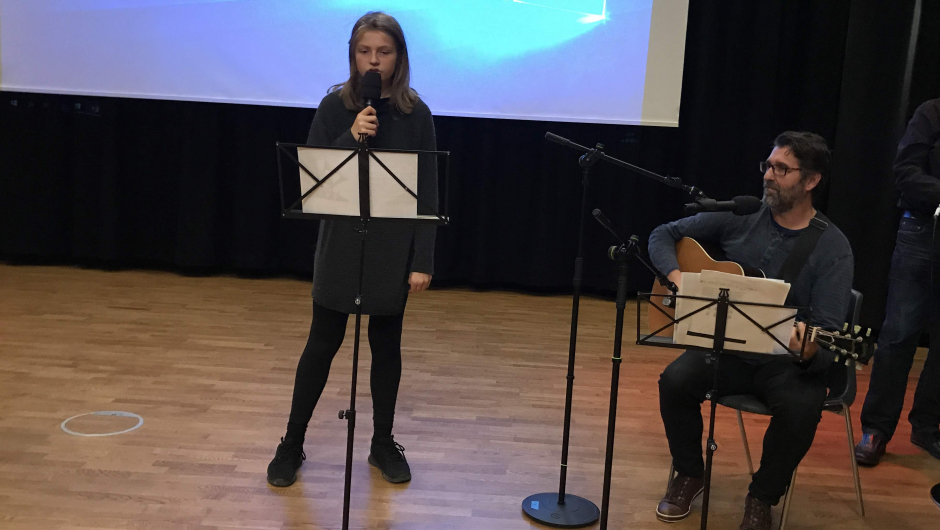 Ana Maria Valdal, Karianne Vikene og Sten Even Holstad underheldt med sang og musikk. Ana Maria Valdal, Karianne Vikene og Sten Even Holstad underheldt med sang og musikk.