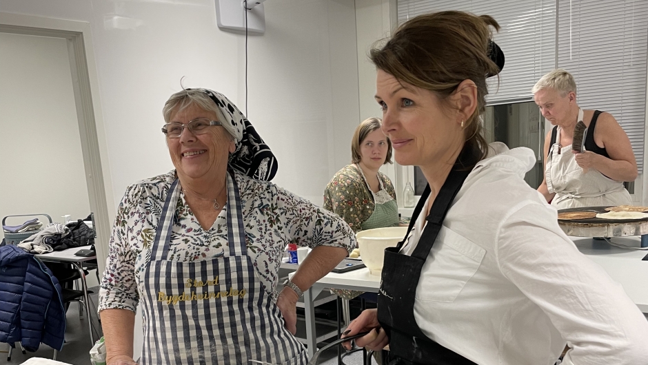 Rigmor underviser med stor glede, her får Magni lære noe lurt. Rigmor og Magni