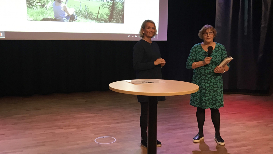 Katrin Blomvik, direktør i Verdsarvstiftinga, med engasjert formidling om verdsarvområdet vårt. Katrin Blomvik, direktør i Verdsarvstiftinga, med engasjert formidling om verdsarvområdet vårt.