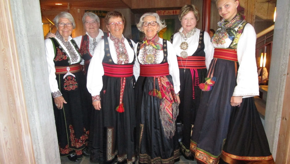 Festkledde bygdekvinner