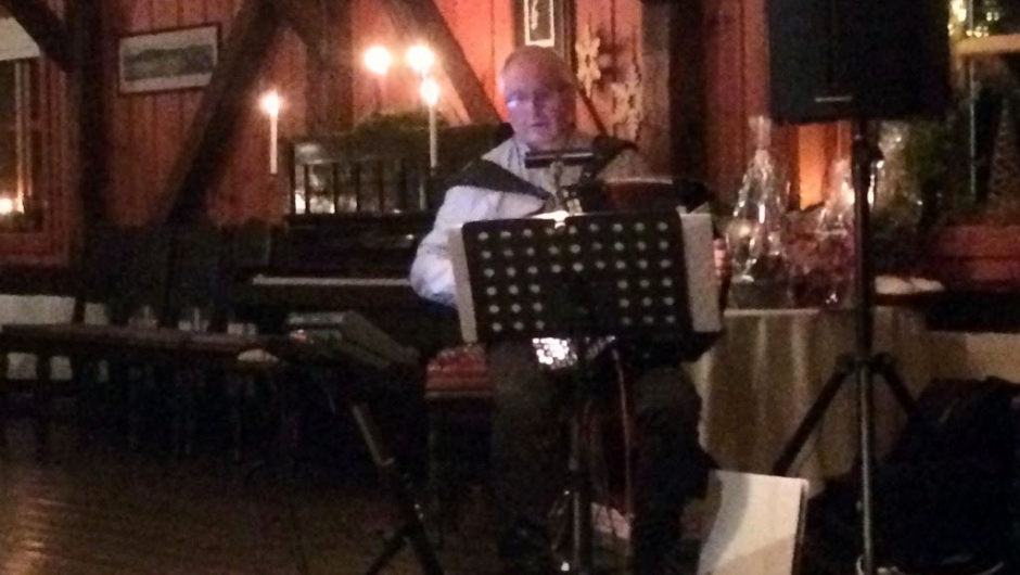 Per Martin Sørjordet underholdt med trekkspill Per Martin Sørjordet underholdt med trekkspill