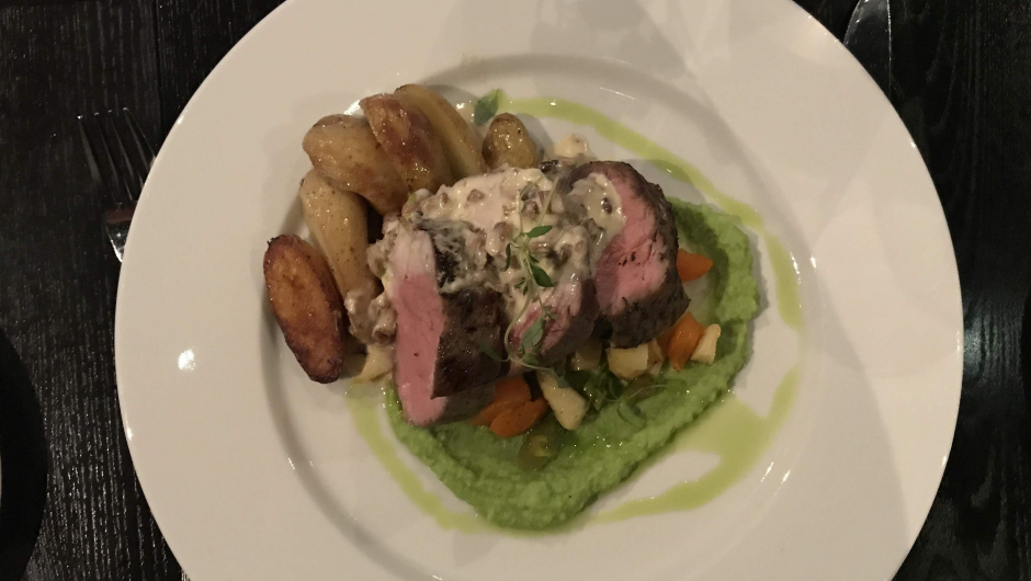 Middagen smakte himmelsk, nydeleg kalvekjøt med velsmakandes tilbehør. Middagen smakte himmelsk, nydeleg kalvekjøt med velsmakandes tilbehør.