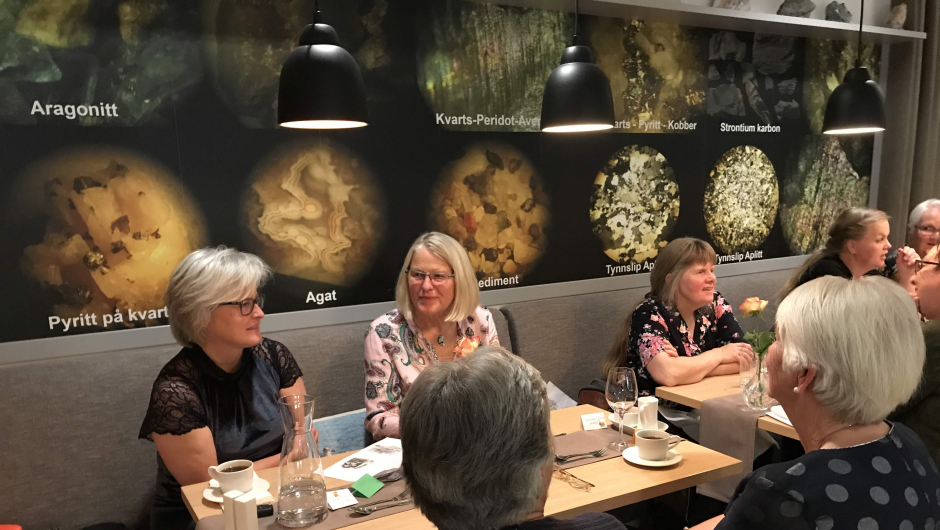 Her er kaffien komen på bordet. Her er kaffien komen på bordet.