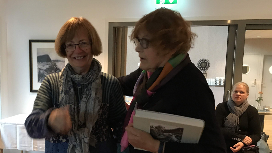 Liv Randi får Seterboka som takk for innsatsen. Liv Randi får Seterboka som takk for innsatsen.