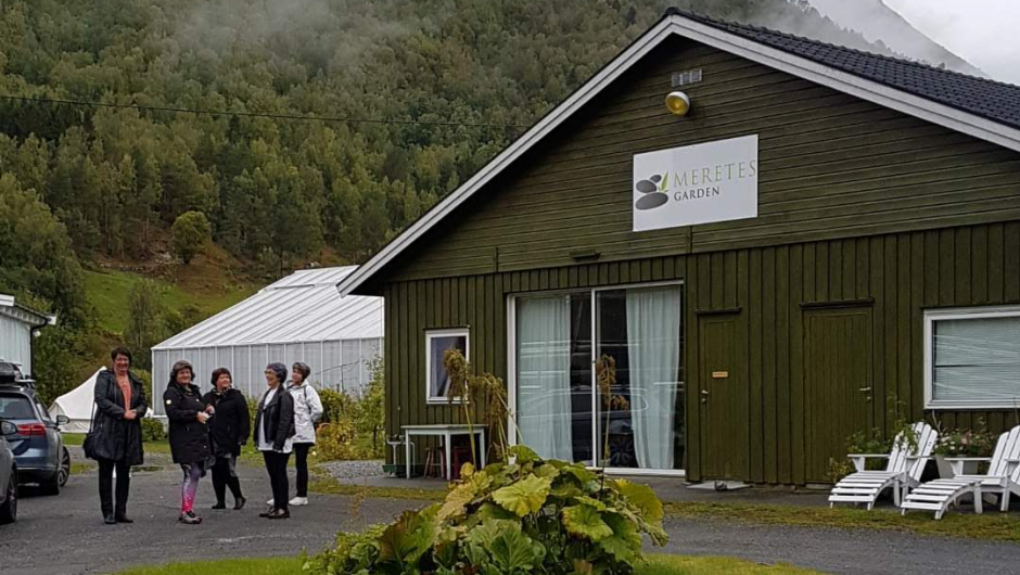 Her er yogadamene klare til innsats i Meretes Garden kl.9 laurdagsmorgonen.en. Her er yogadamene klare til innsats i Meretes Garden kl.9 laurdagsmorgonen.en.en.en.