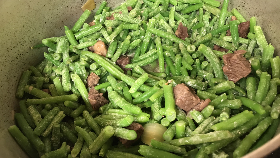 Aspargesbønner, kjøtt og løk i kjelen Aspargesbønner, kjøtt og løk i kjelen