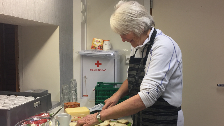 Ingunn legger på pålegg Ingunn legger på pålegg