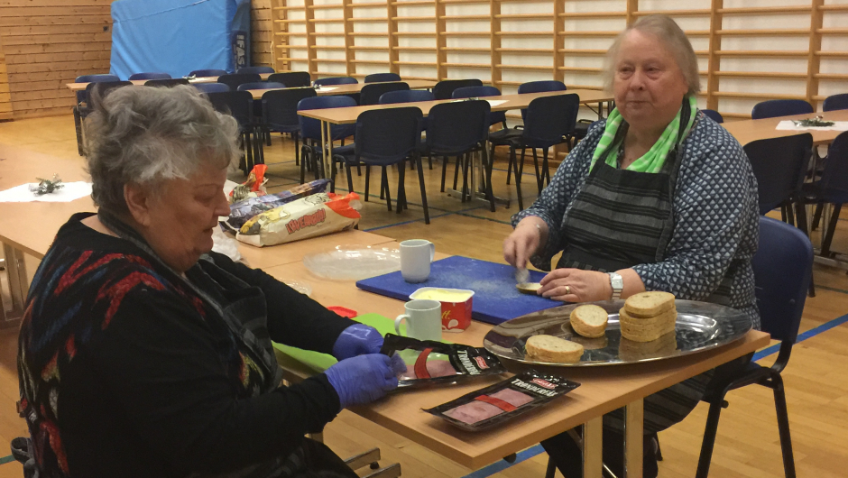 Gunnvor og Marta smører massevis av skiver Gunnvor og Marta smører massevis av skiver