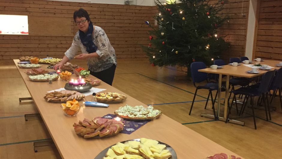 Anne Lise pynter bordet Anne Lise pynter bordet