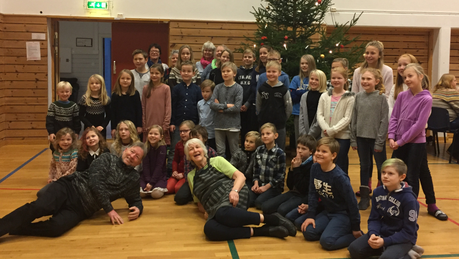 Skolebarn og lærere er klare til å spise lunsj Skolebarn og lærere er klare til å spise lunsj