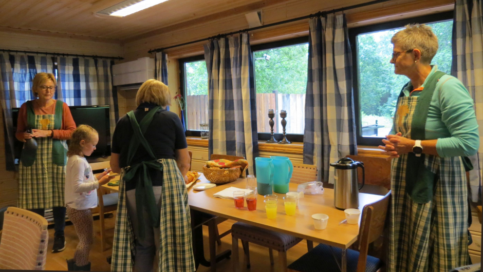 Inne disket bygdekvinnene opp med pizzasnurrer og saft. Gunn Ellinor Hotvedt, Torunn B Solberg og Tone Ness. Inne disket bygdekvinnene opp med pizzasnurrer og saft.Gunn Ellinor Hotvedt, Torunn B Solberg og Tone Ness.