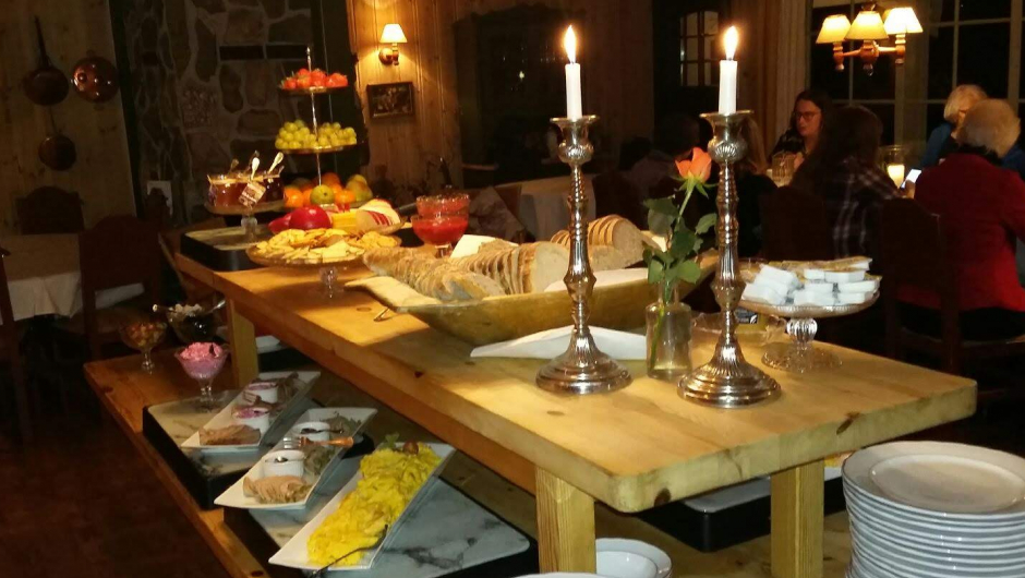 Jordbærstova serverte nydeleg kveldsbuffet! Jordbærstova serverte nydeleg kveldsbuffet!