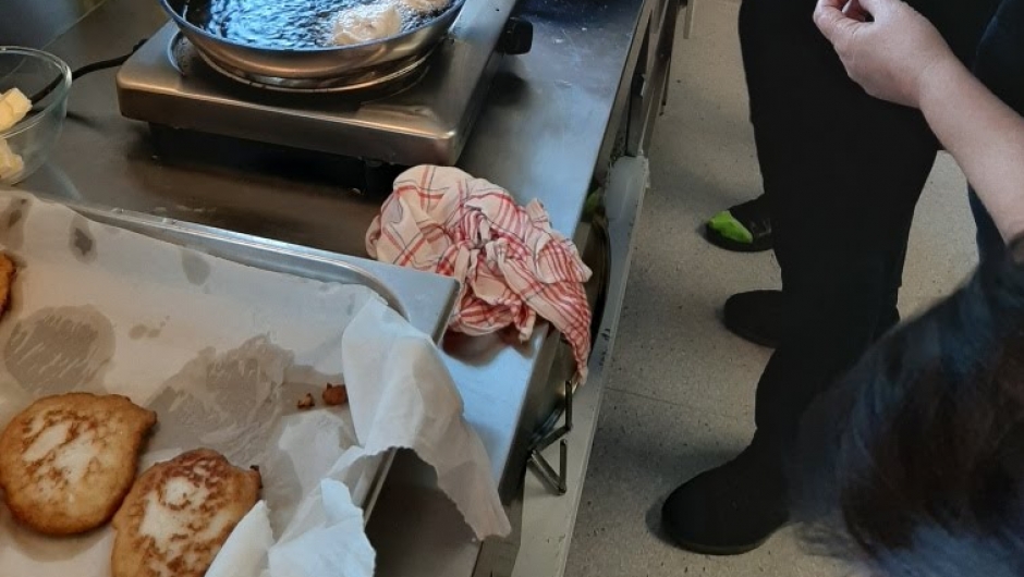 Nam - nam! - Fiskekakene ser gode ut! Nam - nam! - Fiskekakene ser gode ut!