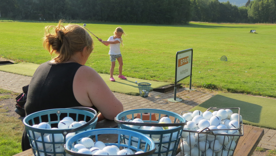 June Transeth følger med datteren Alvilde June Transeth følger med datteren Alvilde