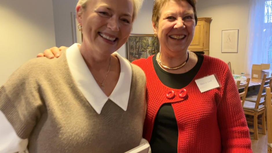 Anne Mette Hjelle får takk for innsatsen av distriktsleder Marit Helene Lund