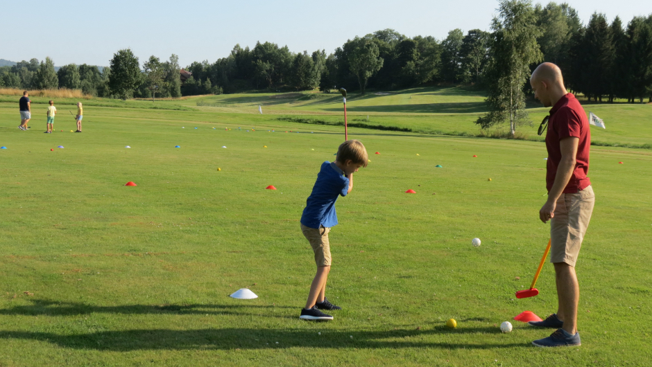 Mange foreldre var like engasjert som ungene. Her pappa Luke med Emil Mange foreldre var like engasjert som ungene. Her pappa Luke med Emil