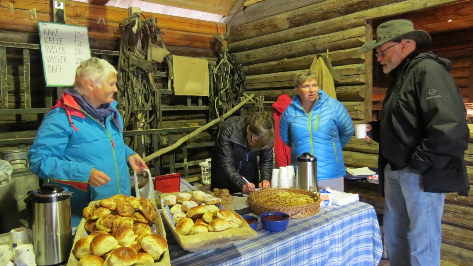 Regnvær ingen hindring! På låvekafeen gikk det unna