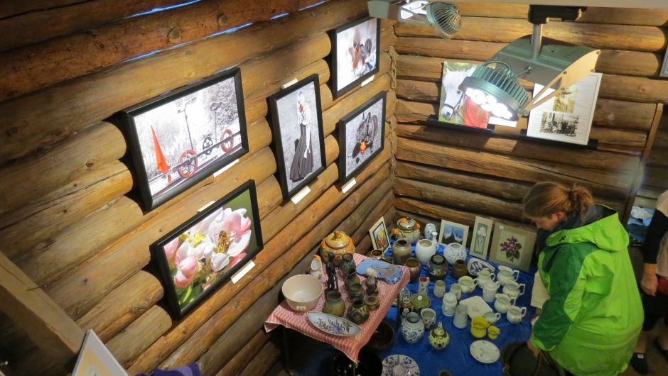 En tirr ned i galleriet "Sorte Ramme" hvor også brukthandelen hadde trukket inn